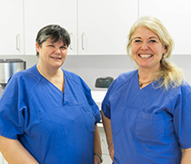 Die beiden Mitarbeiterinnen des Zahntechnischen Laboratoriums: Indra Griesau (rechts) und Christine Rohloff (links)